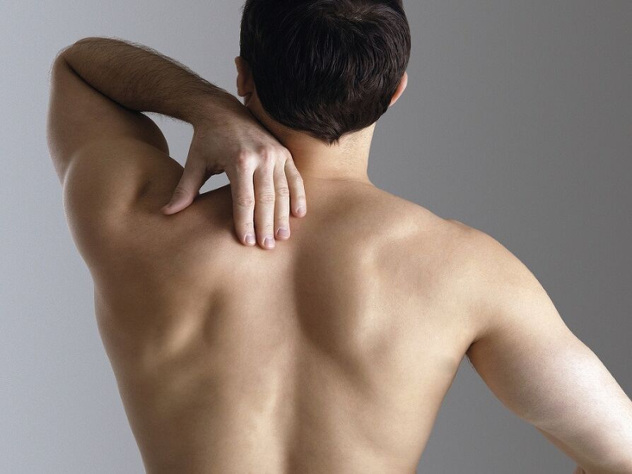 Schmerzen unter dem linken Schulterblatt von hinten von hinten Foto 5