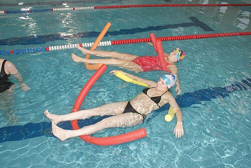 Bei Rückenschmerzen, die durch Osteochondrose in der Brust verursacht werden, ist es notwendig, das Schwimmbad zu besuchen
