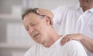 Ein Mann mit Osteochondrose des Halses an der Rezeption eines manuellen Masseurs