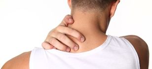Ein Mann hat eine Osteochondrose der Halswirbelsäule